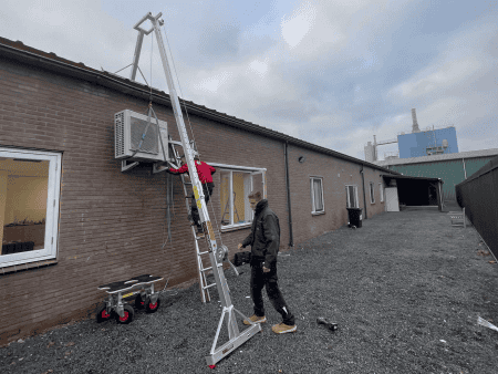 Wil je moeiteloos een warmtepomp of airco-unit plaatsen? Kies voor de Gevelridder M Hybride, onze lichtgewicht minikraan voor veilige en efficiënte montage. Compact, krachtig en ideaal voor moeilijk bereikbare plekken! Need an easy way to install a heat pump or air conditioning unit? The Gevelridder M Hybrid is our lightweight mini crane, designed for safe and efficient lifting, even in tight spaces!