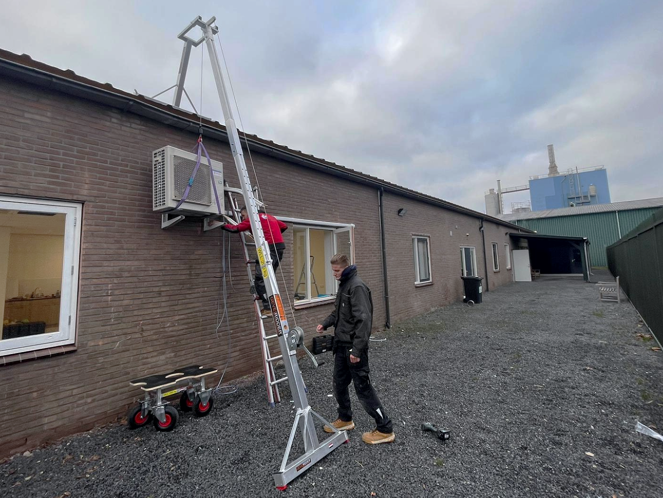 Wil je moeiteloos een warmtepomp of airco-unit plaatsen? Kies voor de Gevelridder M Hybride, onze lichtgewicht minikraan voor veilige en efficiënte montage. Compact, krachtig en ideaal voor moeilijk bereikbare plekken! Need an easy way to install a heat pump or air conditioning unit? The Gevelridder M Hybrid is our lightweight mini crane, designed for safe and efficient lifting, even in tight spaces!