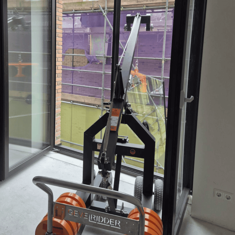 🇳🇱 Nederlands Alt-tekst: Lichtgewicht glastransportgereedschap The Cannon voor veilig glas plaatsen en ruiten vervoeren. 🇩🇪 Deutsch Alt-Text: Leichtes Glastransport-Werkzeug The Cannon zum sicheren Verladen und Montieren von Glasscheiben. 🇫🇷 Français Texte ALT : Outil léger The Cannon pour transporter et installer des vitres et panneaux de verre en toute sécurité. 🇬🇧 English Alt text: Lightweight glass-handling tool The Cannon for safe glass installation and window transport. 🇪🇸 Español Texto ALT: Herramienta ligera The Cannon para transportar y montar vidrio y cristales de forma segura.