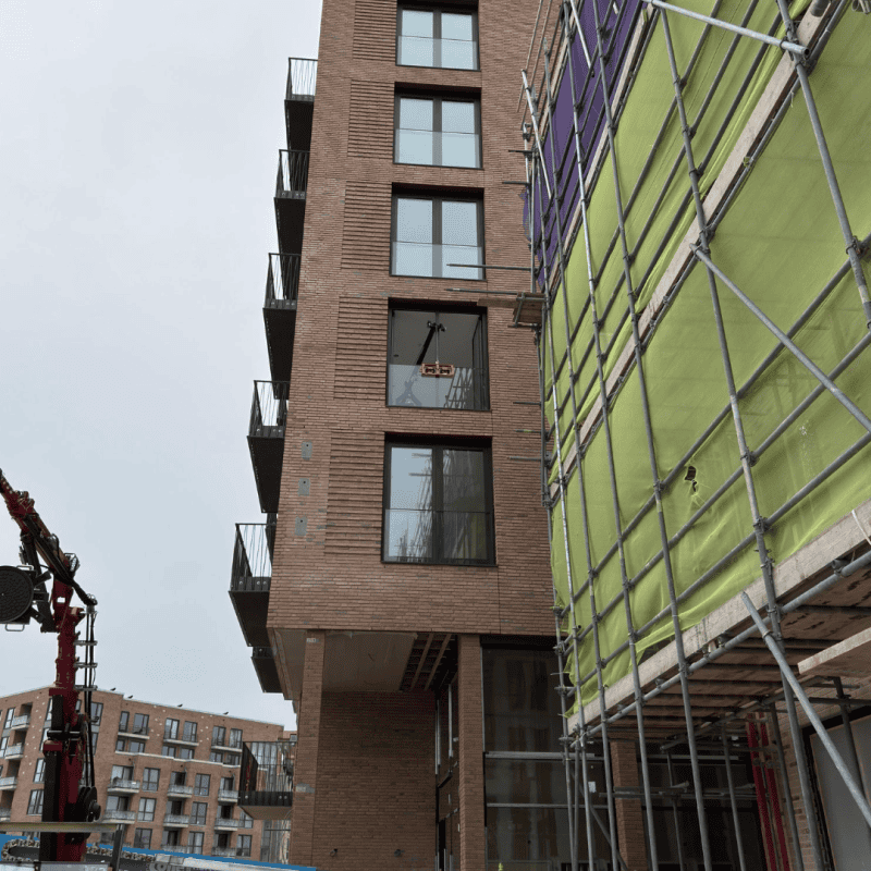🇳🇱 Nederlands Alt-tekst: Lichtgewicht glastransportgereedschap The Cannon voor veilig glas plaatsen en ruiten vervoeren. 🇩🇪 Deutsch Alt-Text: Leichtes Glastransport-Werkzeug The Cannon zum sicheren Verladen und Montieren von Glasscheiben. 🇫🇷 Français Texte ALT : Outil léger The Cannon pour transporter et installer des vitres et panneaux de verre en toute sécurité. 🇬🇧 English Alt text: Lightweight glass-handling tool The Cannon for safe glass installation and window transport. 🇪🇸 Español Texto ALT: Herramienta ligera The Cannon para transportar y montar vidrio y cristales de forma segura.