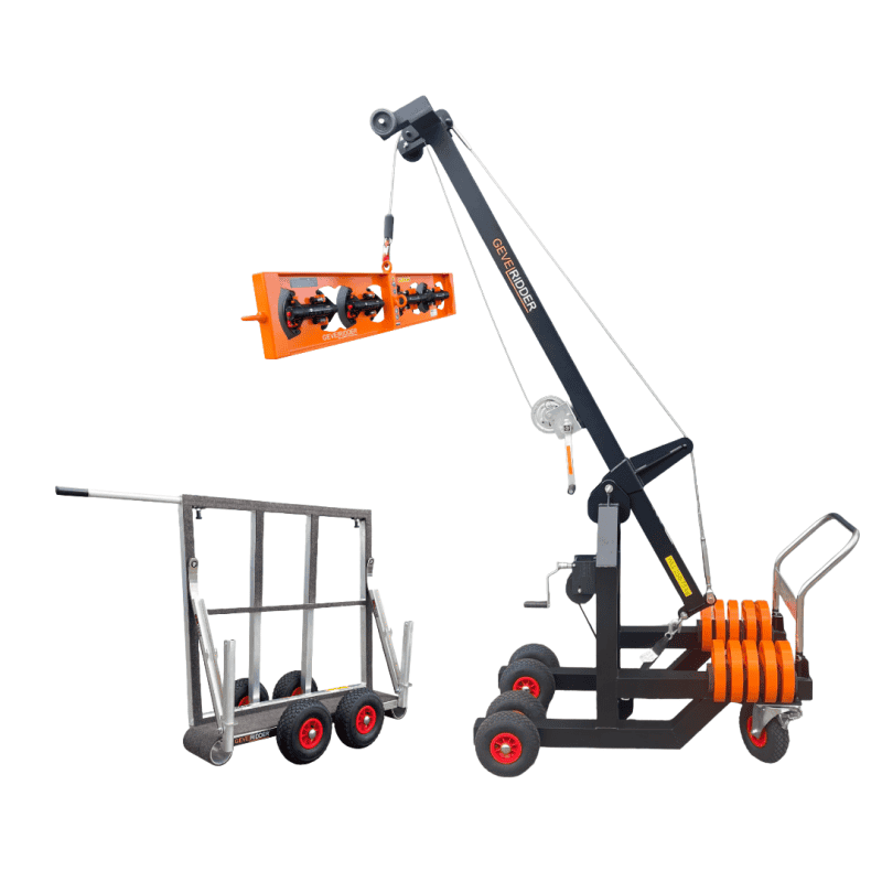 NL Complete TheCannon set met elektrische Kim250 minikraan, vacuümheffer, twee spanklemmen en Glaskar 250 kg voor veilig en ergonomisch glasplaatsen. DE Kompletter TheCannon-Set mit elektrischem Kim250 Minikran, Vakuumheber, zwei Spannklemmen und Glaskar 250 kg für sicheres Verglasen auf der Baustelle. FR Ensemble complet TheCannon avec mini-grue électrique Kim250, palonnier à ventouses, deux pinces de serrage et chariot à verre 250 kg pour la pose de vitrages en toute sécurité. EN Complete TheCannon set with Kim250 electric mini crane, vacuum lifter, two clamping brackets and 250 kg glass trolley for safe and ergonomic glass installation.