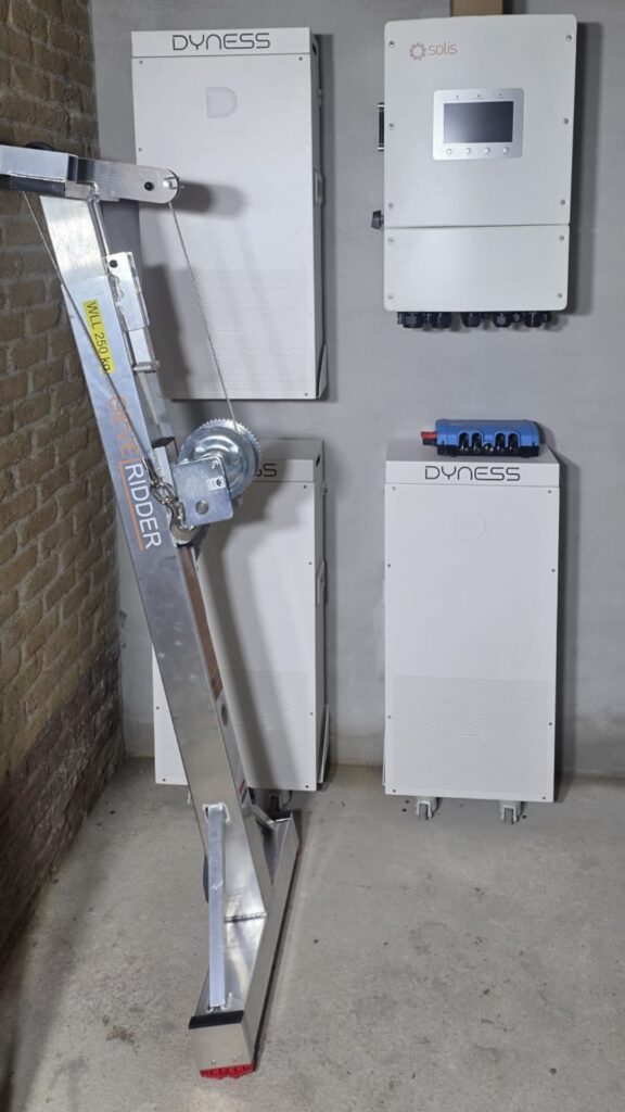 Dispositif de levage « Gevelridder » à côté d'une batterie domestique et d'un onduleur dans un espace d'installation exigu