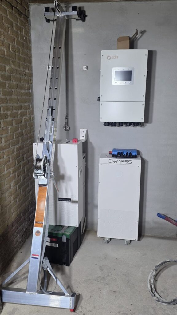 Gevelridder : dispositif de levage compact destiné à l'installation de batteries domestiques lourdes