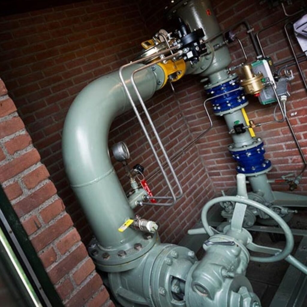 Installation technique comprenant des conduites de gaz lourdes, des vannes d'arrêt et un compteur de gaz dans un petit local technique